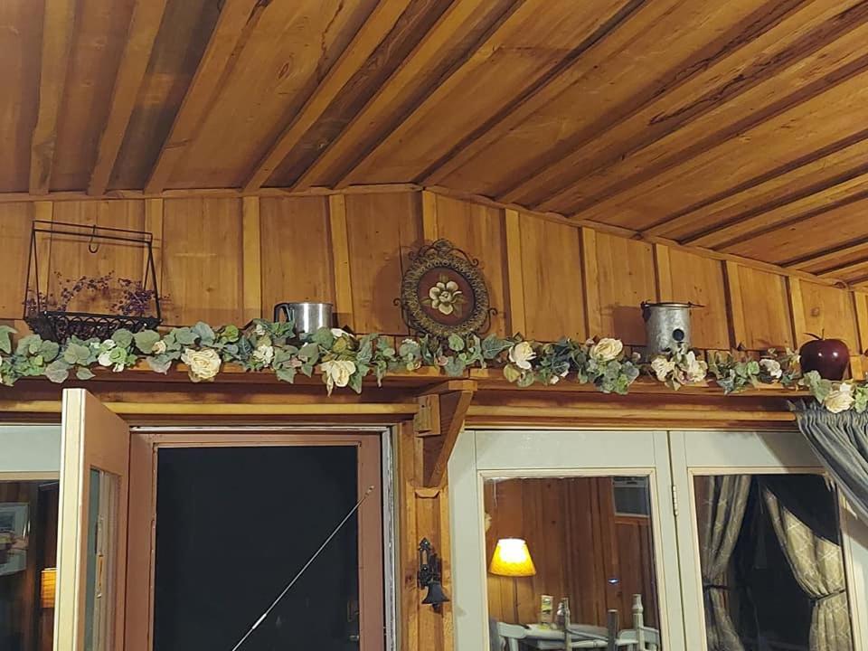 Overlook Cottage Hampton エクステリア 写真
